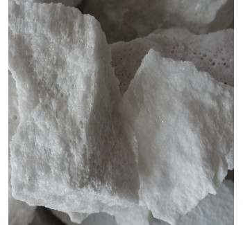 Trozos de óxido de aluminio blanco