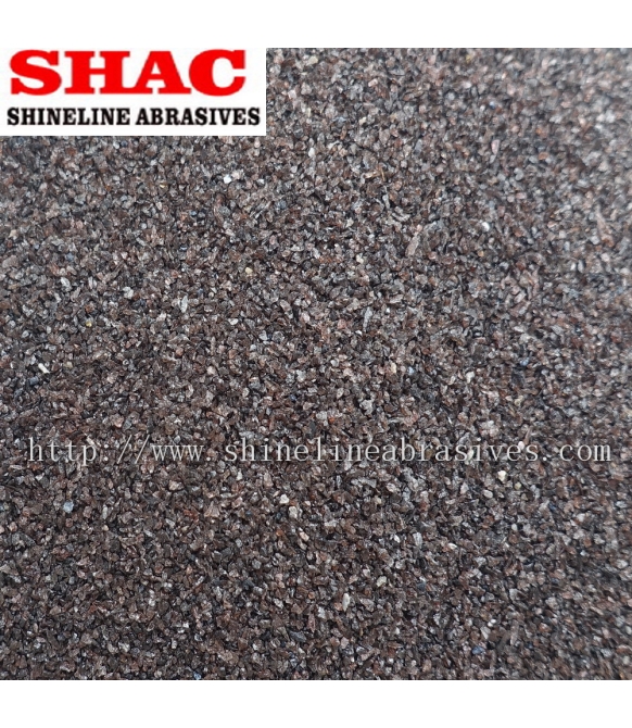 White aluminium oxide lumps