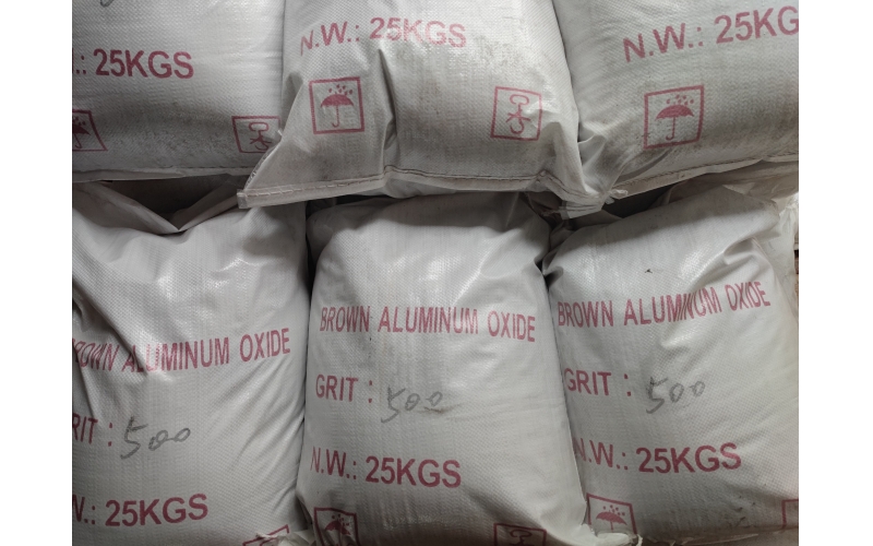 Polvo y arena de óxido de aluminio marrón